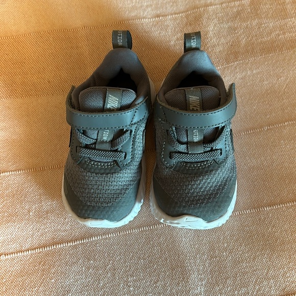 Nike Revolution sneakers size 5c - Picture 2 of 7